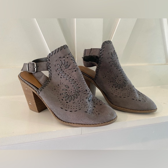 Maurice’s Closed Toe Western Bootie Laser Cut Grey Thick Heel 8.5 Damaged - Picture 1 of 9